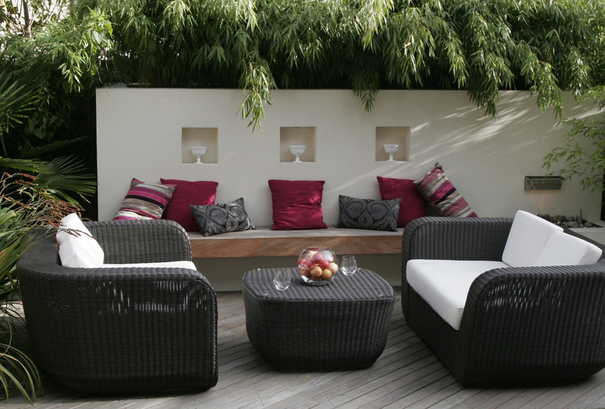 our clients in Twickenham, London wanted a social space as part of their greencube garden design